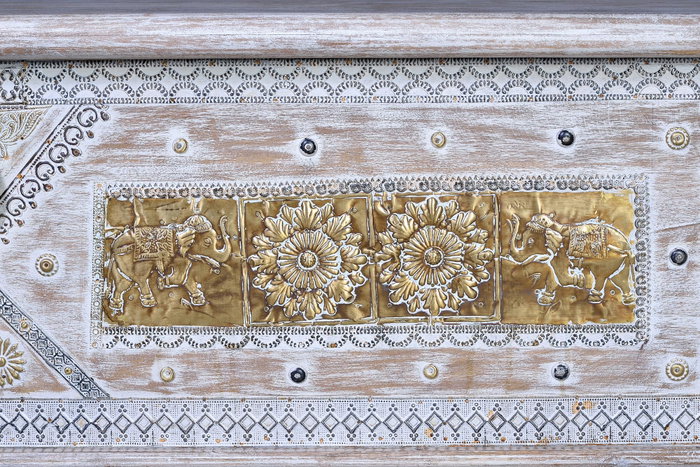 GINER Y COLOMER Malle de rangement en bois de manguier avec finition blanc vieilli, ouverture par le dessus, détails en bronze - 48 x 148 x 43 cm